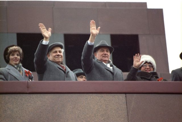 Горбачев мавзолей 7 ноября 1990