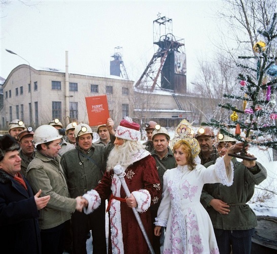 Дед Мороз и Снегурочка на шахте «Центральная»
г. Копейск, Челябинская область, 1981 г.
