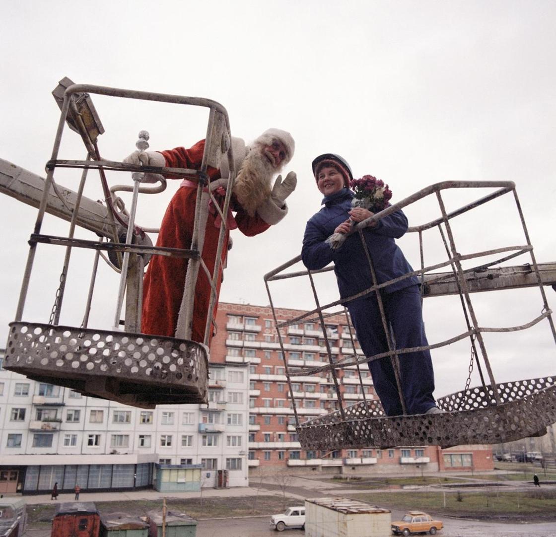 Дед Мороз поздравляет с Новым годом работников СМУ № 23 треста «Новгородстрой», Новгород, 1986 г.