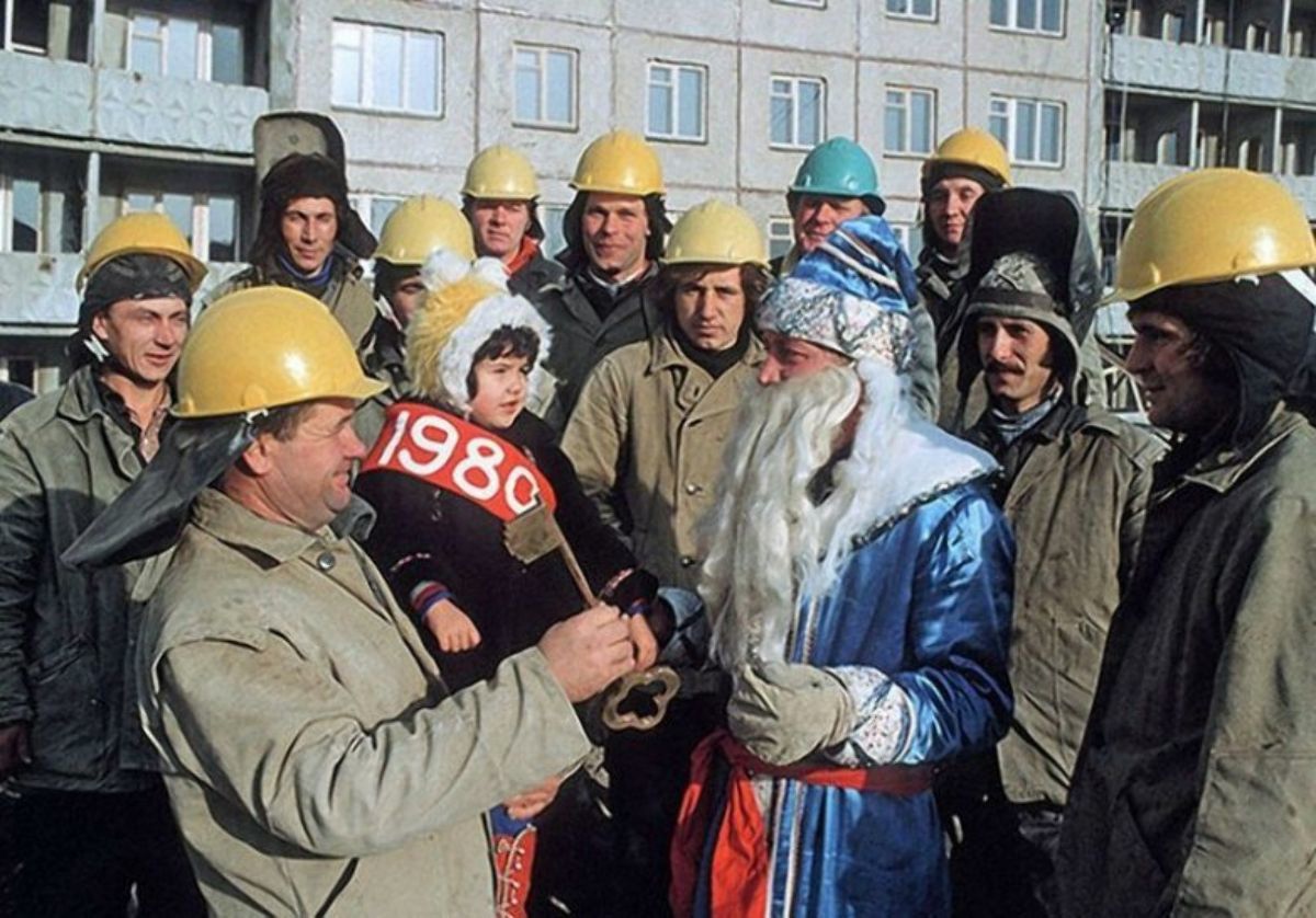 Дед Мороз с корзинкой свежих тепличных шампиньонов, 1 марта 1980 г.