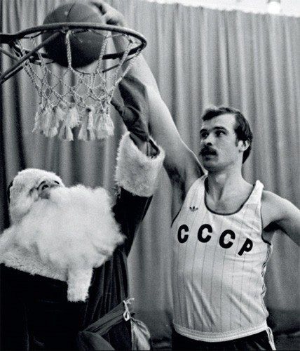 Дед Мороз играет в баскетбол с олимпийским чемпионом Александром Белостенным