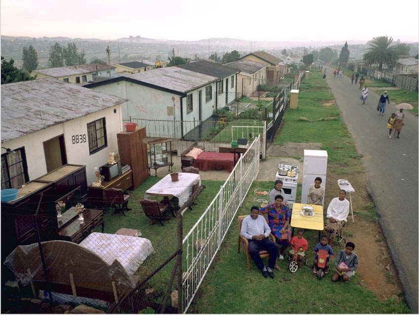 Фотопроект: типичные семьи со всех точек планеты на фоне нажитого ими имущества