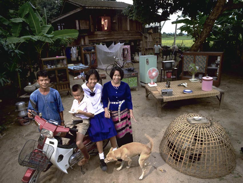 Фотопроект: типичные семьи со всех точек планеты на фоне нажитого ими имущества